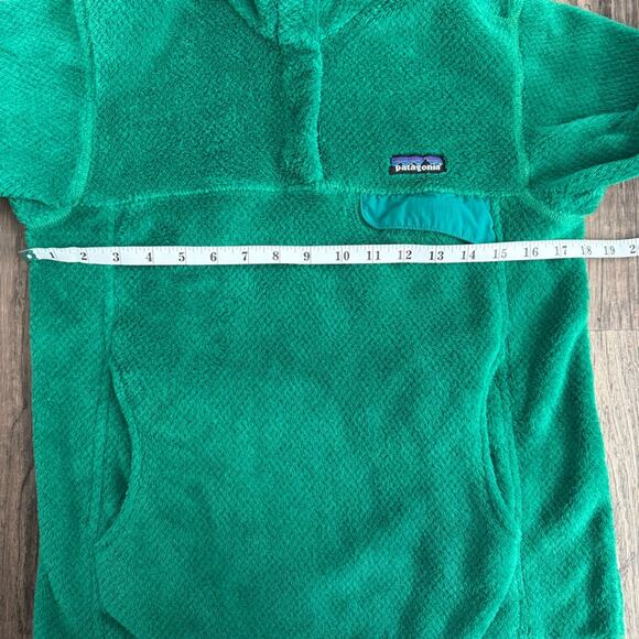 Patagonia Women's Re-Tool Snap-T Pullover in Emerald Green - Picture 8 of 10